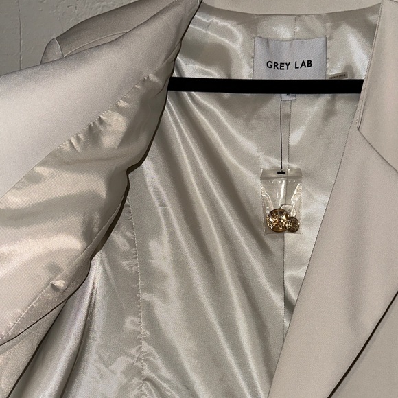 GREY LAB Women's Elegant Cream Blazer - Picture 4 of 6